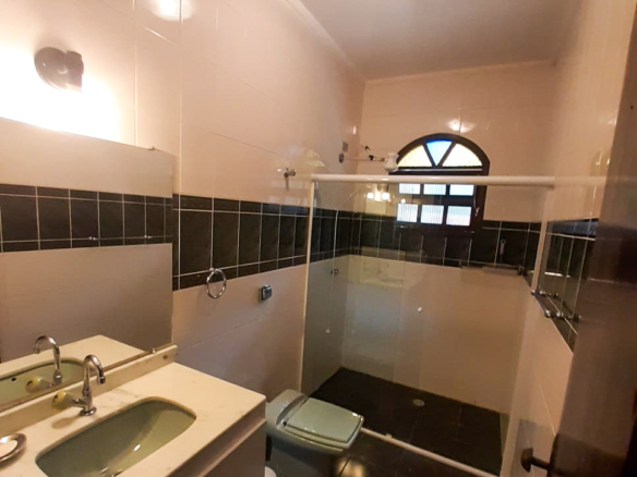 Casa térrea com 3 dormitórios e edícula a 800m da Praia da Lagoinha