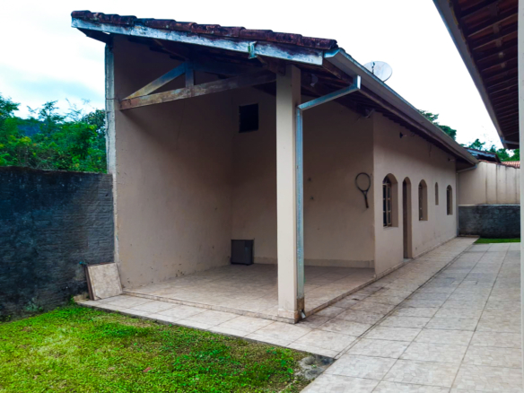 Casa térrea com 3 dormitórios e edícula a 800m da Praia da Lagoinha