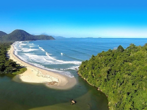Casa rústica com pé direito duplo em Praia de Itamambuca – mobiliada e cercada pela natureza