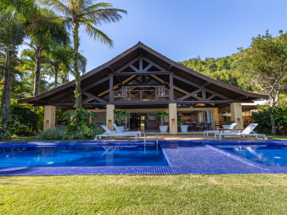 Casa exclusiva frente ao mar na Praia da Baleia