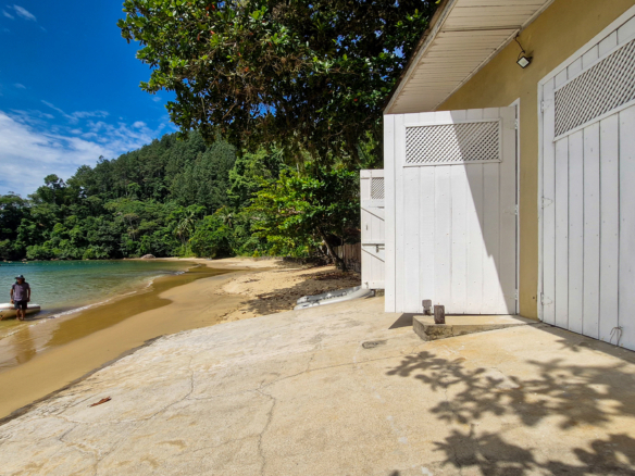 Propriedade Exclusiva Pé na Areia na Praia da Ribeira — 2.200m² de terreno e 5 Suítes