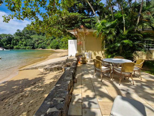 Propriedade Exclusiva Pé na Areia na Praia da Ribeira — 2.200m² de terreno e 5 Suítes