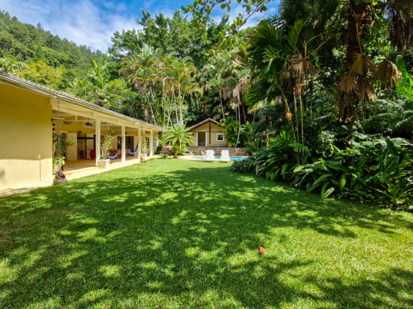 Propriedade Exclusiva Pé na Areia na Praia da Ribeira — 2.200m² de terreno e 5 Suítes