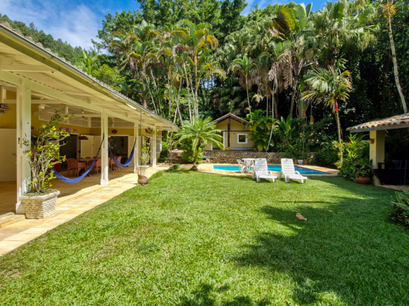 Propriedade Exclusiva Pé na Areia na Praia da Ribeira — 2.200m² de terreno e 5 Suítes