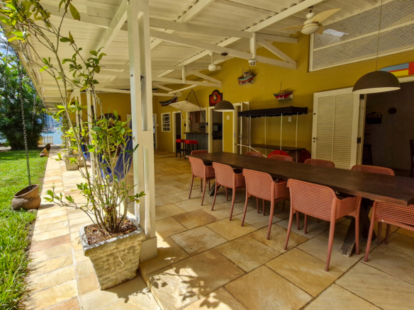Propriedade Exclusiva Pé na Areia na Praia da Ribeira — 2.200m² de terreno e 5 Suítes
