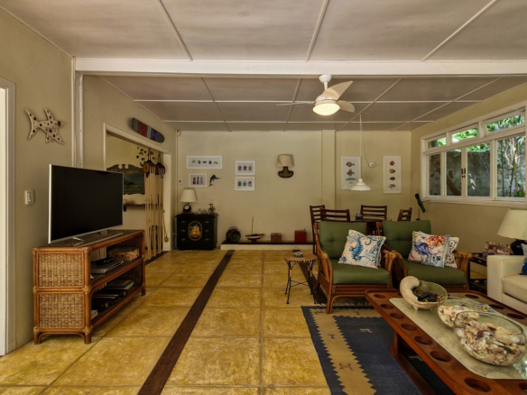 Propriedade Exclusiva Pé na Areia na Praia da Ribeira — 2.200m² de terreno e 5 Suítes