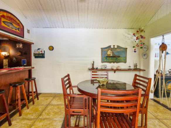 Propriedade Exclusiva Pé na Areia na Praia da Ribeira — 2.200m² de terreno e 5 Suítes