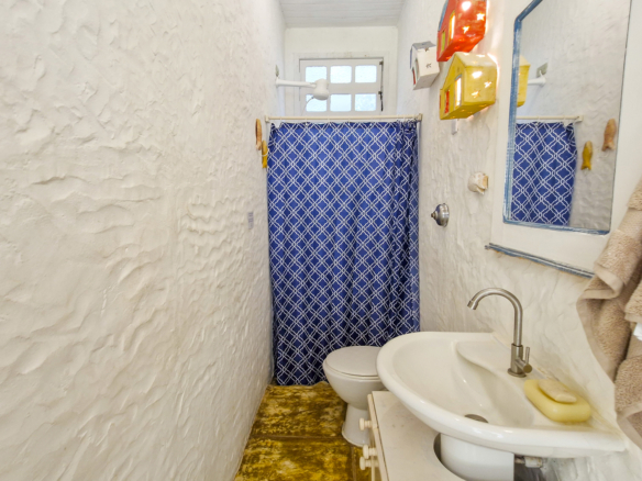Propriedade Exclusiva Pé na Areia na Praia da Ribeira — 2.200m² de terreno e 5 Suítes