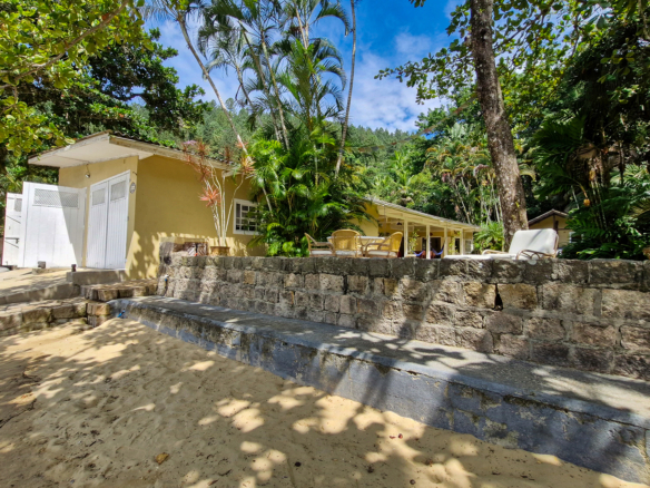 Propriedade Exclusiva Pé na Areia na Praia da Ribeira — 2.200m² de terreno e 5 Suítes