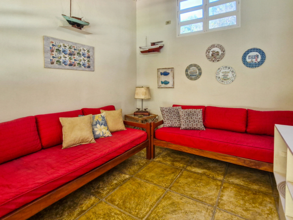 Propriedade Exclusiva Pé na Areia na Praia da Ribeira — 2.200m² de terreno e 5 Suítes
