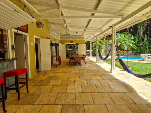 Propriedade Exclusiva Pé na Areia na Praia da Ribeira — 2.200m² de terreno e 5 Suítes