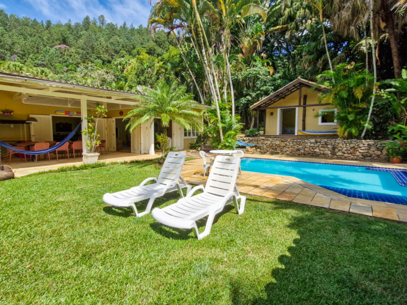 Propriedade Exclusiva Pé na Areia na Praia da Ribeira — 2.200m² de terreno e 5 Suítes