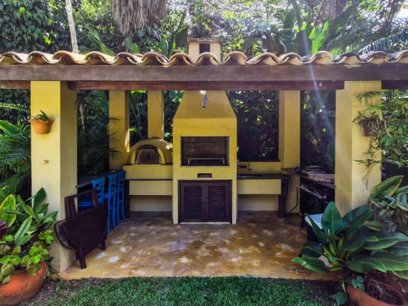Propriedade Exclusiva Pé na Areia na Praia da Ribeira — 2.200m² de terreno e 5 Suítes