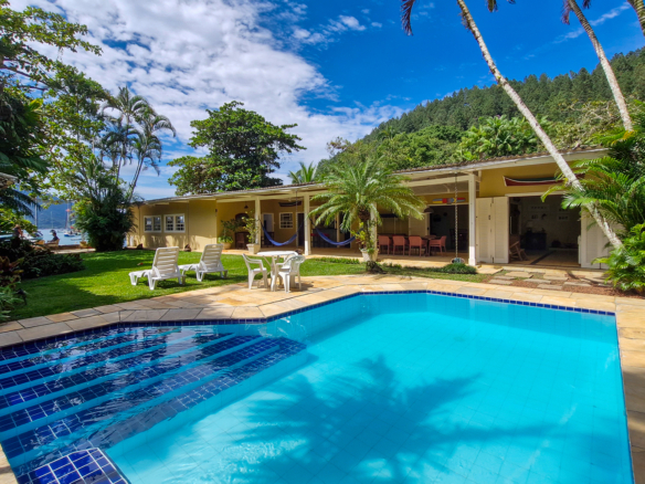 Propriedade Exclusiva Pé na Areia na Praia da Ribeira — 2.200m² de terreno e 5 Suítes