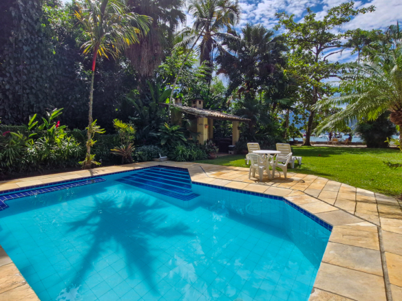 Propriedade Exclusiva Pé na Areia na Praia da Ribeira — 2.200m² de terreno e 5 Suítes