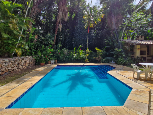 Propriedade Exclusiva Pé na Areia na Praia da Ribeira — 2.200m² de terreno e 5 Suítes