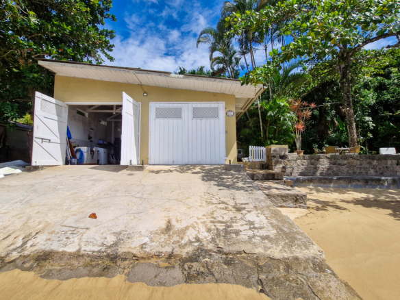 Propriedade Exclusiva Pé na Areia na Praia da Ribeira — 2.200m² de terreno e 5 Suítes