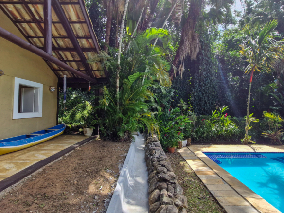 Propriedade Exclusiva Pé na Areia na Praia da Ribeira — 2.200m² de terreno e 5 Suítes