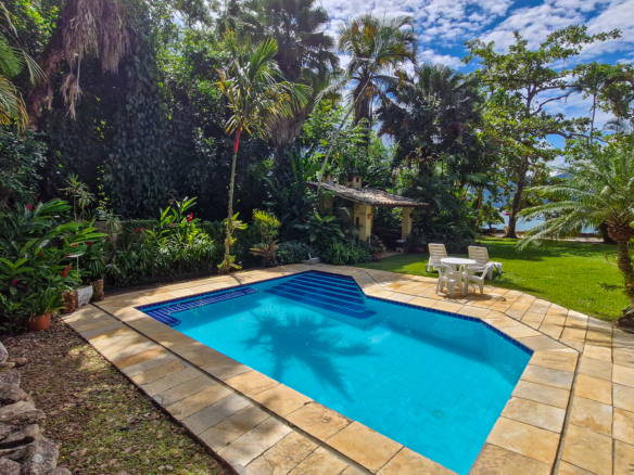 Propriedade Exclusiva Pé na Areia na Praia da Ribeira — 2.200m² de terreno e 5 Suítes