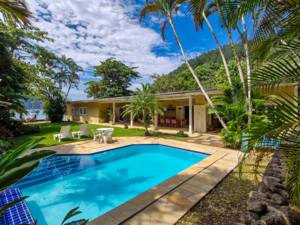 Propriedade Exclusiva Pé na Areia na Praia da Ribeira — 2.200m² de terreno e 5 Suítes