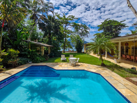 Propriedade Exclusiva Pé na Areia na Praia da Ribeira — 2.200m² de terreno e 5 Suítes