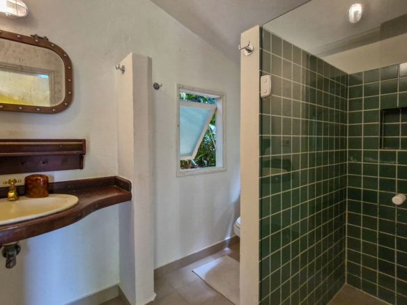 Propriedade Exclusiva Pé na Areia na Praia da Ribeira — 2.200m² de terreno e 5 Suítes