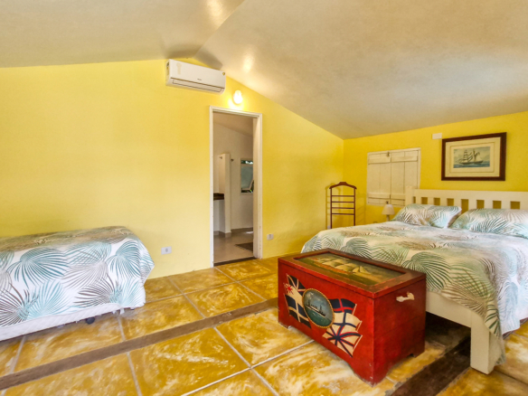 Propriedade Exclusiva Pé na Areia na Praia da Ribeira — 2.200m² de terreno e 5 Suítes