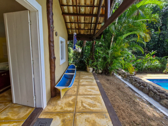 Propriedade Exclusiva Pé na Areia na Praia da Ribeira — 2.200m² de terreno e 5 Suítes