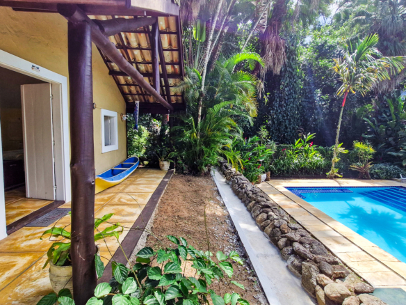 Propriedade Exclusiva Pé na Areia na Praia da Ribeira — 2.200m² de terreno e 5 Suítes