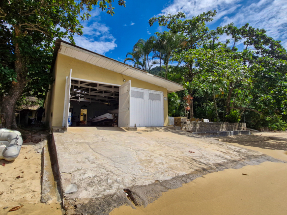 Propriedade Exclusiva Pé na Areia na Praia da Ribeira — 2.200m² de terreno e 5 Suítes