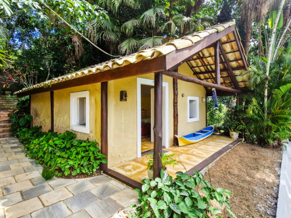 Propriedade Exclusiva Pé na Areia na Praia da Ribeira — 2.200m² de terreno e 5 Suítes