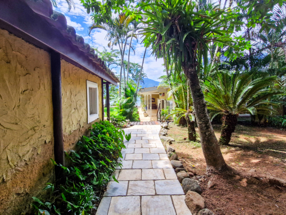 Propriedade Exclusiva Pé na Areia na Praia da Ribeira — 2.200m² de terreno e 5 Suítes