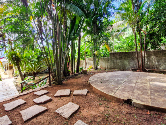 Propriedade Exclusiva Pé na Areia na Praia da Ribeira — 2.200m² de terreno e 5 Suítes