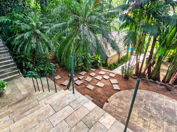 Propriedade Exclusiva Pé na Areia na Praia da Ribeira — 2.200m² de terreno e 5 Suítes