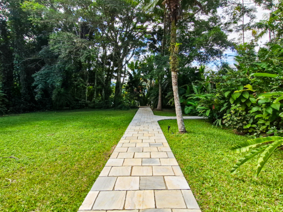 Propriedade Exclusiva Pé na Areia na Praia da Ribeira — 2.200m² de terreno e 5 Suítes