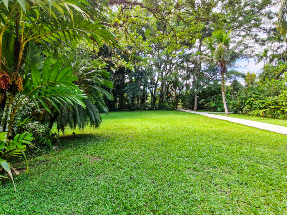 Propriedade Exclusiva Pé na Areia na Praia da Ribeira — 2.200m² de terreno e 5 Suítes