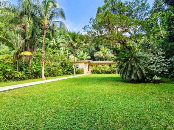 Propriedade Exclusiva Pé na Areia na Praia da Ribeira — 2.200m² de terreno e 5 Suítes