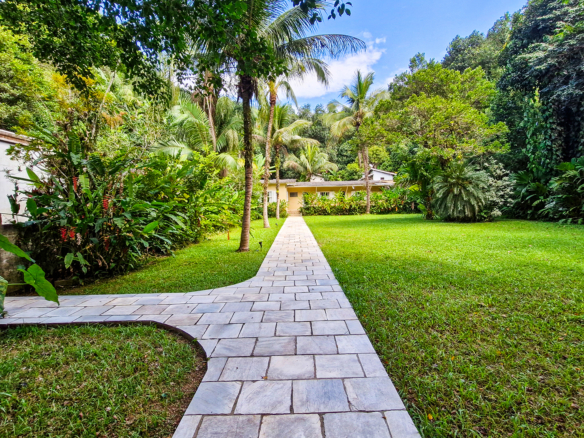Propriedade Exclusiva Pé na Areia na Praia da Ribeira — 2.200m² de terreno e 5 Suítes