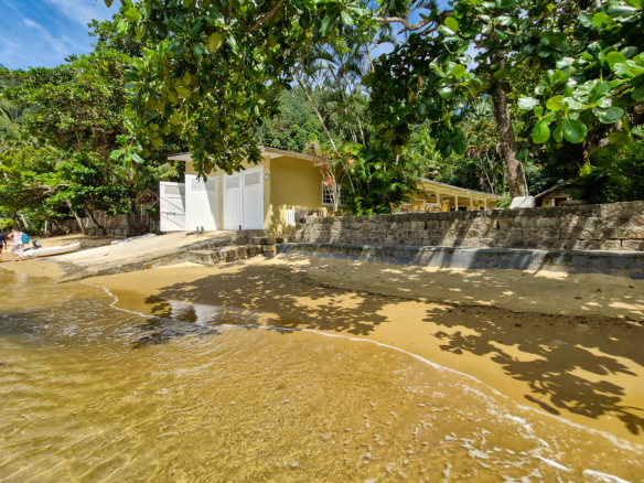 Propriedade Exclusiva Pé na Areia na Praia da Ribeira — 2.200m² de terreno e 5 Suítes