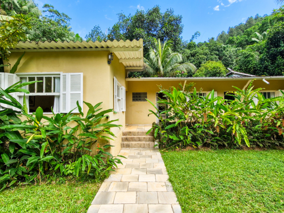 Propriedade Exclusiva Pé na Areia na Praia da Ribeira — 2.200m² de terreno e 5 Suítes