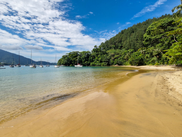 Propriedade Exclusiva Pé na Areia na Praia da Ribeira — 2.200m² de terreno e 5 Suítes