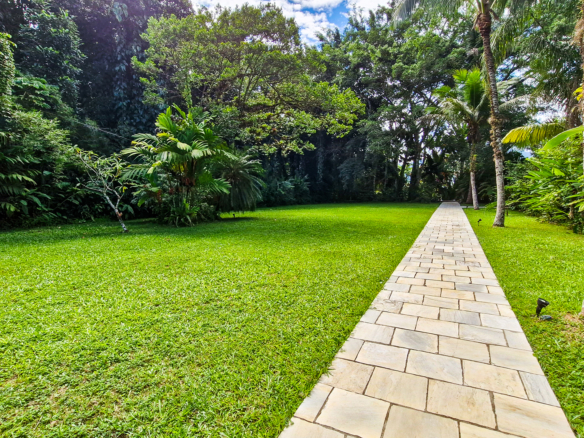 Propriedade Exclusiva Pé na Areia na Praia da Ribeira — 2.200m² de terreno e 5 Suítes