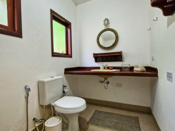 Propriedade Exclusiva Pé na Areia na Praia da Ribeira — 2.200m² de terreno e 5 Suítes