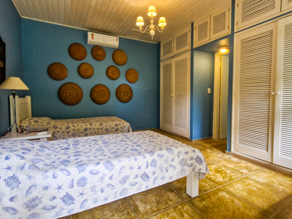 Propriedade Exclusiva Pé na Areia na Praia da Ribeira — 2.200m² de terreno e 5 Suítes