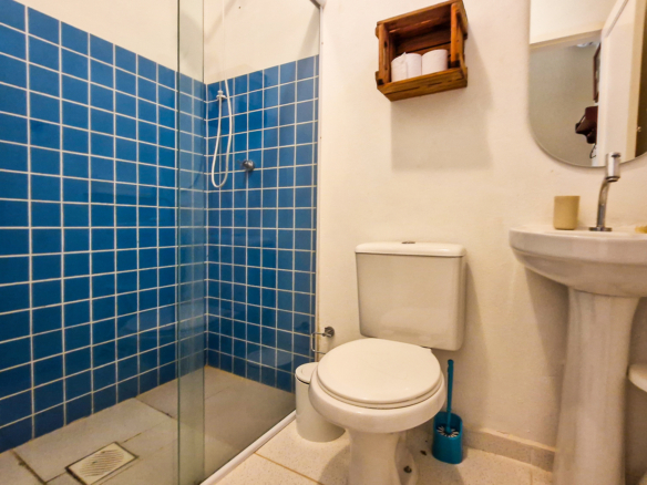 Propriedade Exclusiva Pé na Areia na Praia da Ribeira — 2.200m² de terreno e 5 Suítes