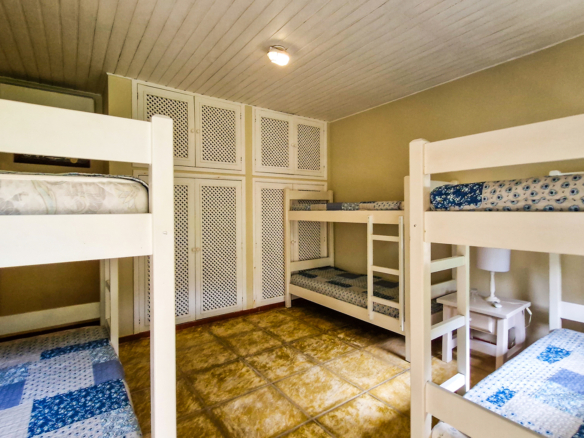 Propriedade Exclusiva Pé na Areia na Praia da Ribeira — 2.200m² de terreno e 5 Suítes