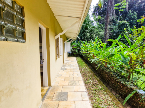 Propriedade Exclusiva Pé na Areia na Praia da Ribeira — 2.200m² de terreno e 5 Suítes