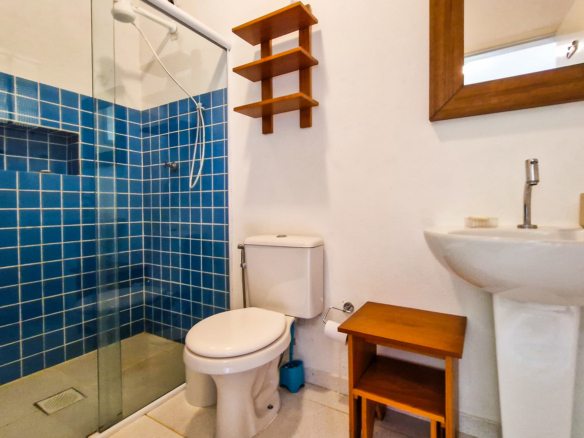 Propriedade Exclusiva Pé na Areia na Praia da Ribeira — 2.200m² de terreno e 5 Suítes