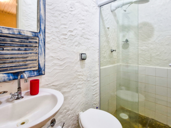 Propriedade Exclusiva Pé na Areia na Praia da Ribeira — 2.200m² de terreno e 5 Suítes