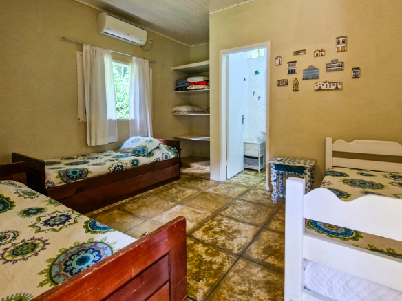 Propriedade Exclusiva Pé na Areia na Praia da Ribeira — 2.200m² de terreno e 5 Suítes
